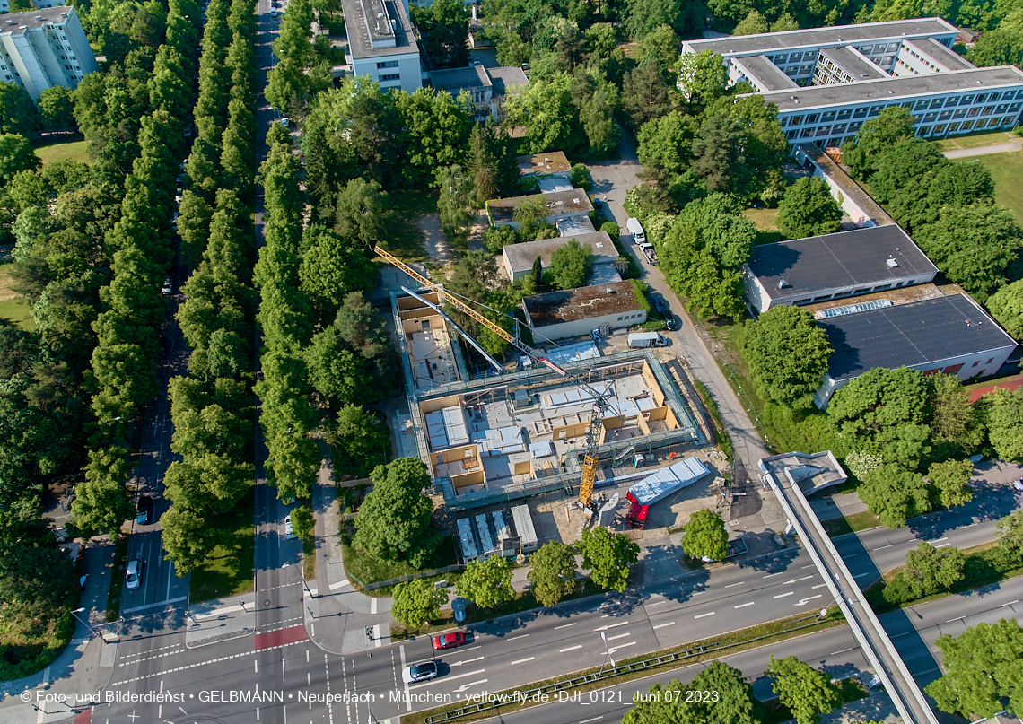 07.06.2023 - aktuelle Fotos von der »<strong><i>Baustelle zum Hort für Kinder</i></strong>« in Neuperlach in München